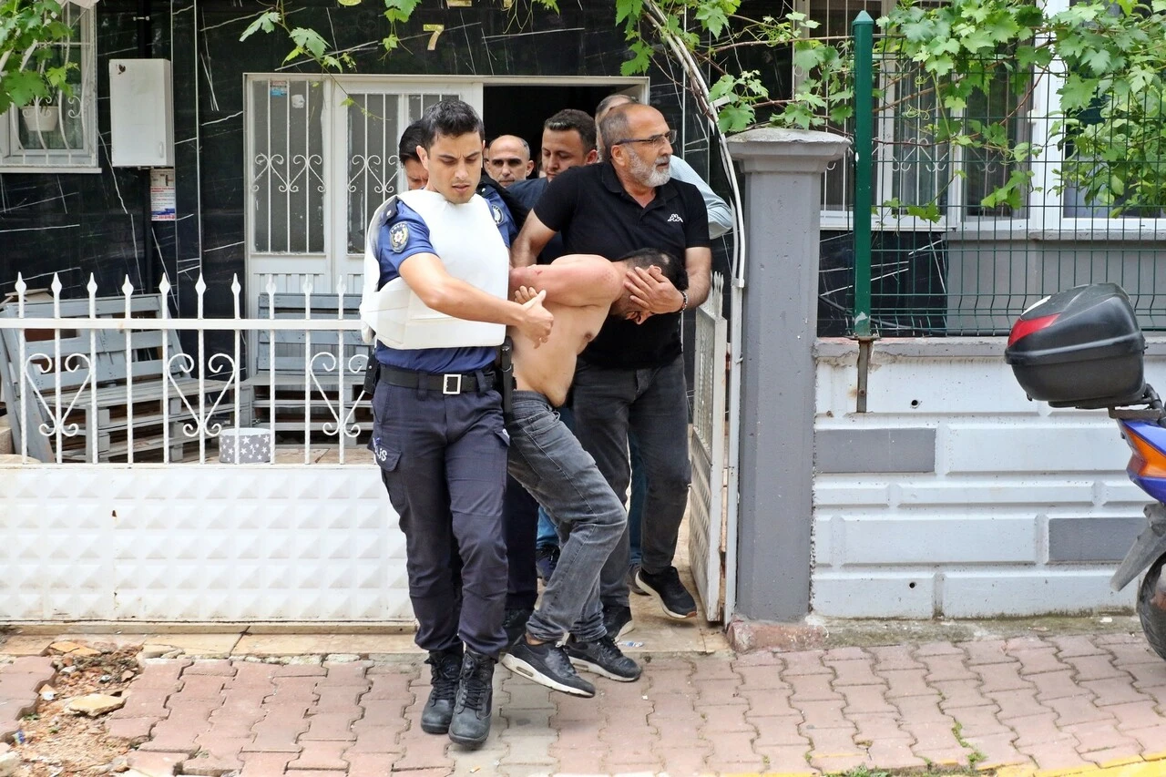 'Sabaha kadar parti yapacağız' diyerek her şeyi sokağa fırlattı, içeri girince polisle göz göze geldi