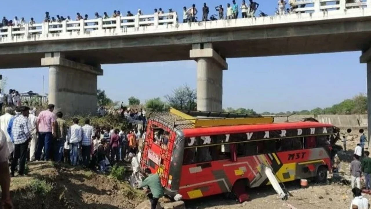 Yolcu otobüsü köprüden uçtu! 22 kişi feci şekilde can verdi