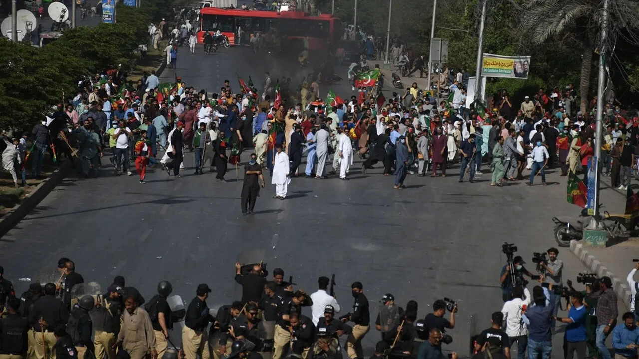 İmran Han'a işkence iddiası Pakistan'ı karıştırdı: Paramiliter birlikler dövdü