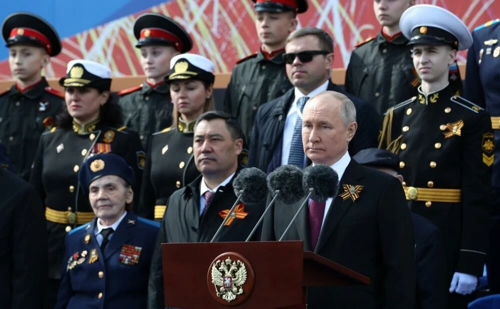 Rusya 'Zafer Günü' kutlamalarıyla gözdağı verdi Putin bıçağı yine Batı'ya sapladı