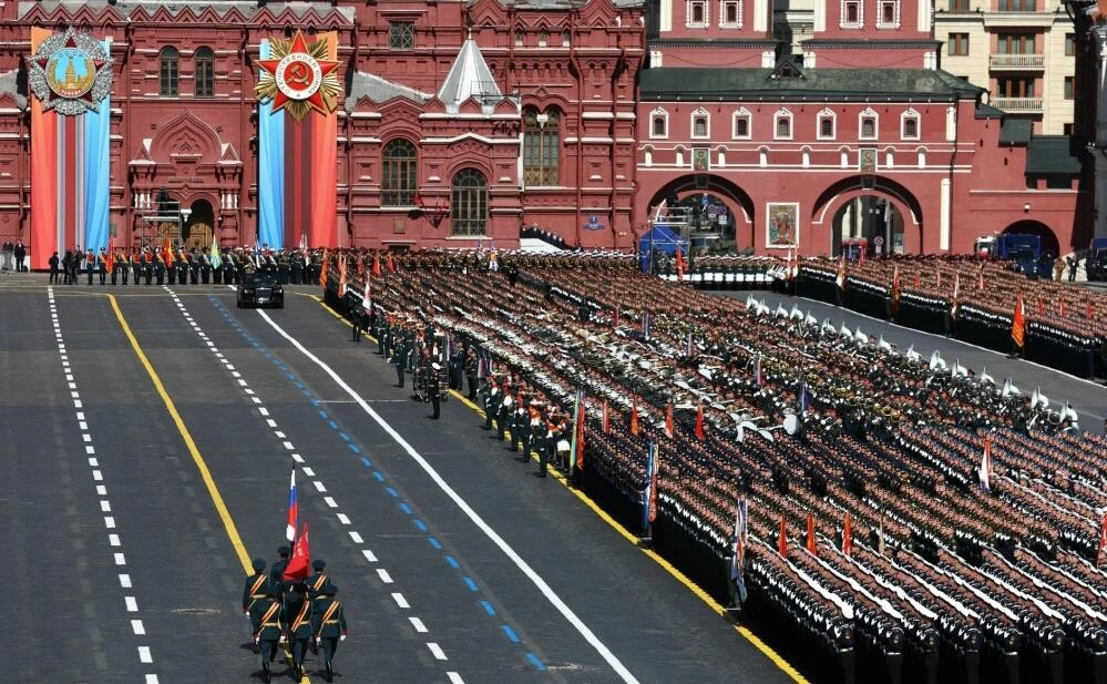 Rusya 'Zafer Günü' kutlamalarıyla gözdağı verdi Putin bıçağı yine Batı'ya sapladı