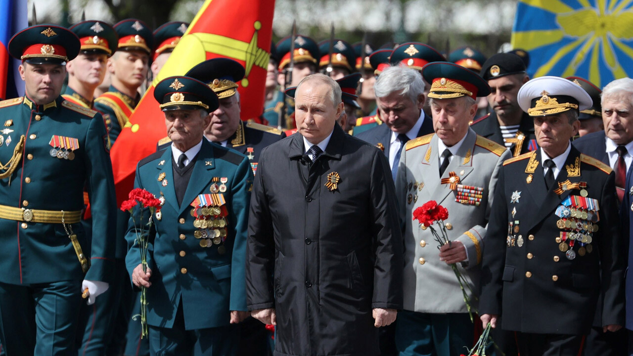 Rusya 'Zafer Günü' kutlamalarıyla gözdağı verdi Putin bıçağı yine Batı'ya sapladı