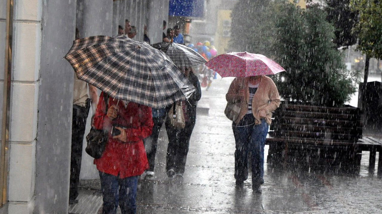 Yağmur geldi, montlar dolaptan indi! Meteoroloji uyarılarını peş peşe sıraladı