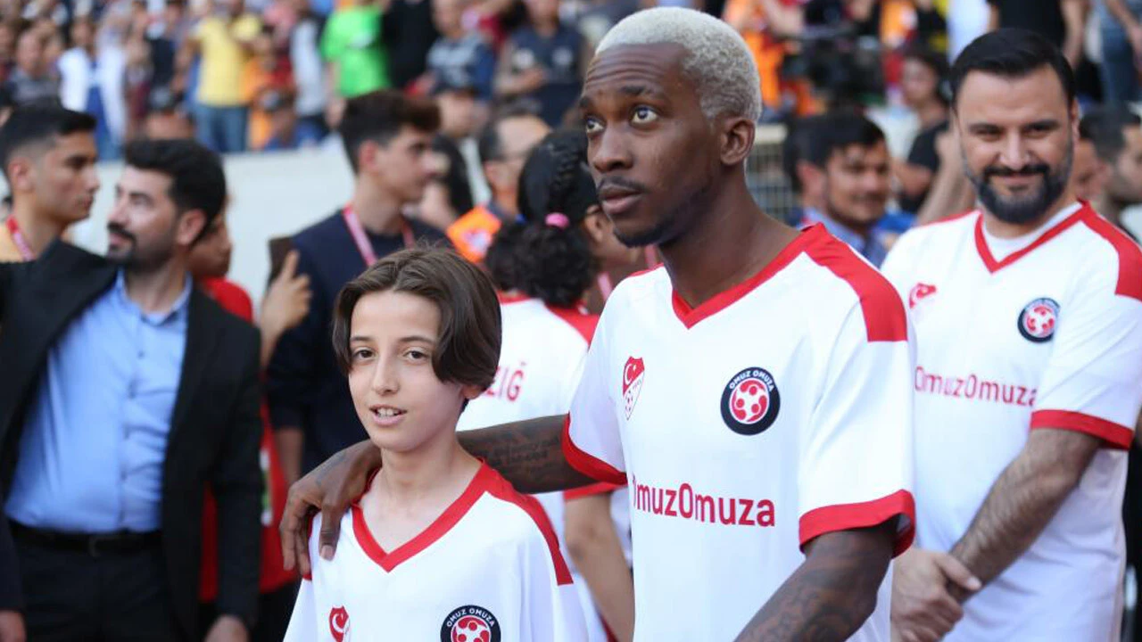 Depremzede çocuklar için 'Omuz Omuza' sahaya çıktılar
