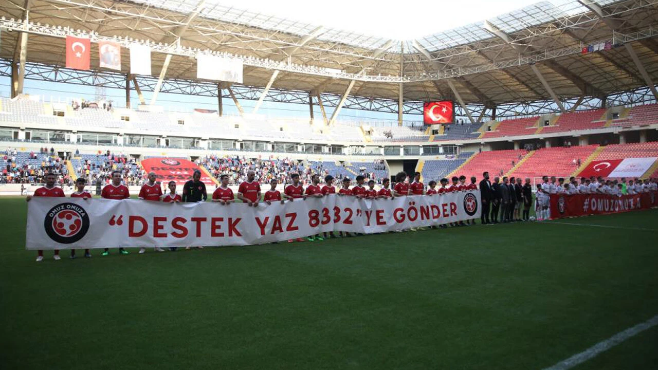 Depremzede çocuklar için 'Omuz Omuza' sahaya çıktılar