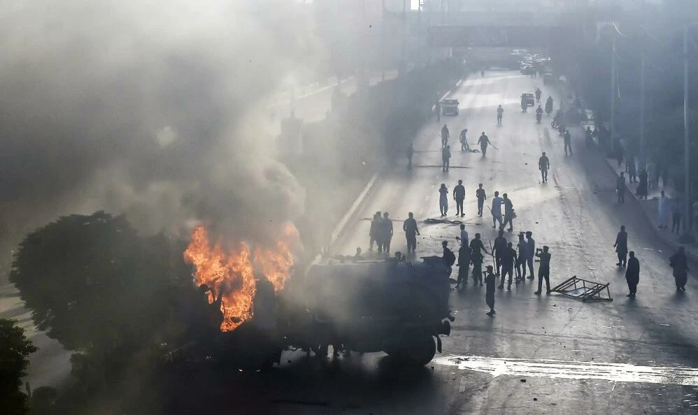 İmran Han destekçileri yaktı yıktı polisin sert müdahalesinde ölü ve yaralılar var