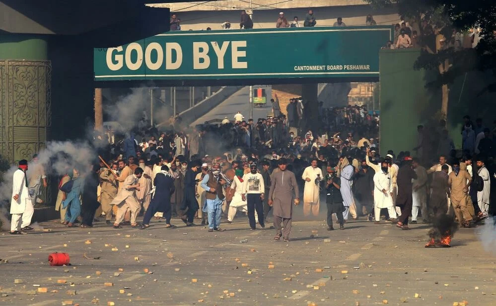 İmran Han destekçileri yaktı yıktı polisin sert müdahalesinde ölü ve yaralılar var