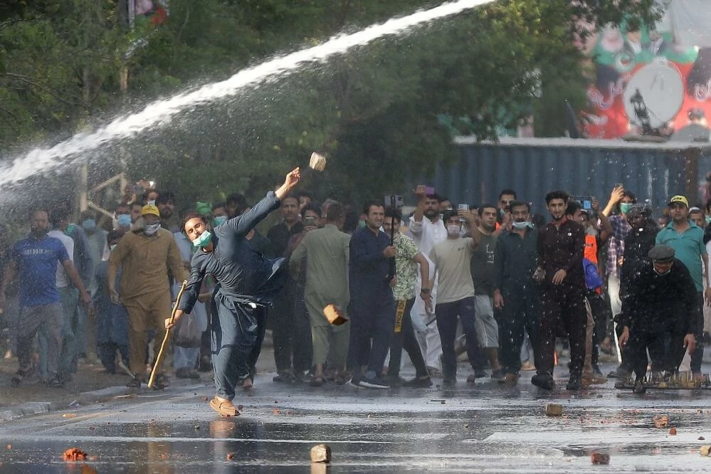 İmran Han destekçileri yaktı yıktı polisin sert müdahalesinde ölü ve yaralılar var
