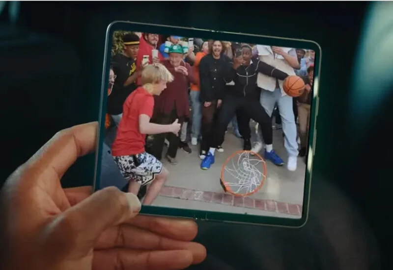 Reklam filminde dikkat çeken detay: Google'ın ilk katlanabilir telefonu Pixel Fold kendini gösterdi
