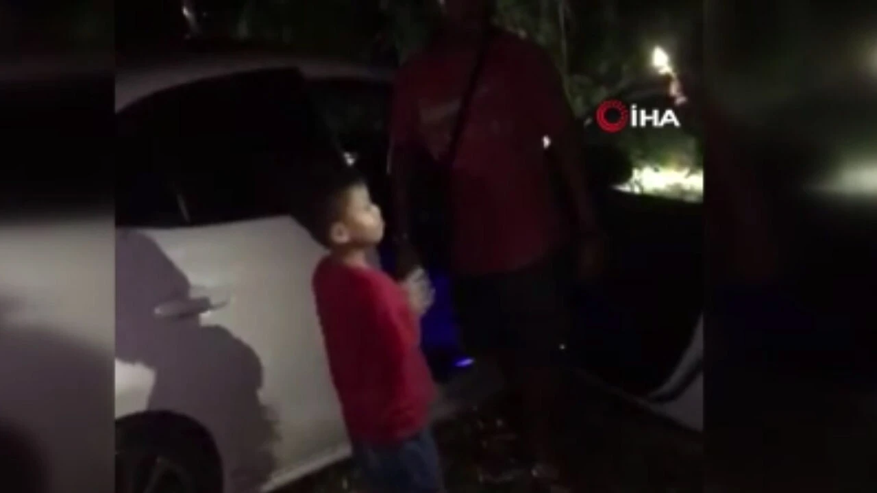 6 ve 3 yaşlarındaki 2 kardeş oyuncak araba almak için gerçek araba kaçırdı... Kaza yaptılar