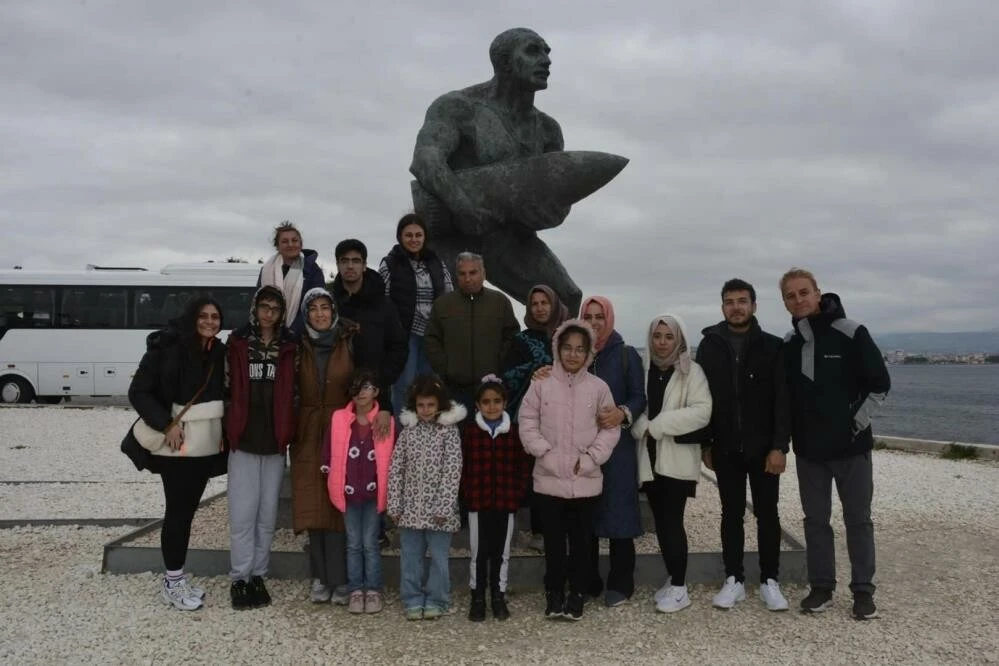 Depremzedeler şehitliği gezdi