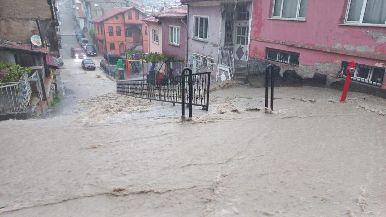 Afyonkarahisar’ı sağanak vurdu, hayat felç oldu