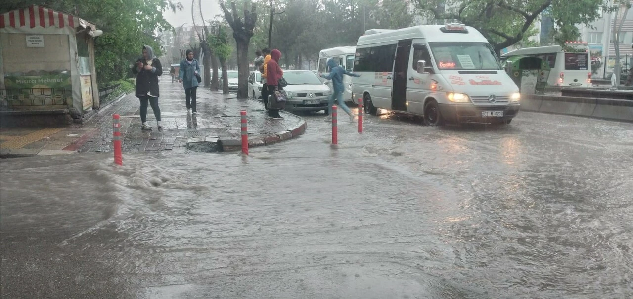 Afyonkarahisar’ı sağanak vurdu, hayat felç oldu