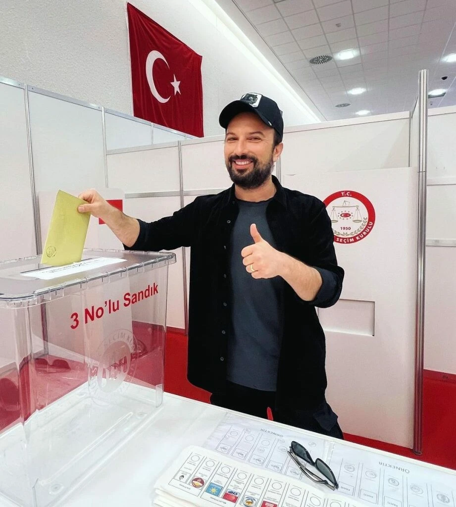 Tarkan'ın mutlu günü! Eşinin fotoğrafına dikkatli bakanlar fark etti!
