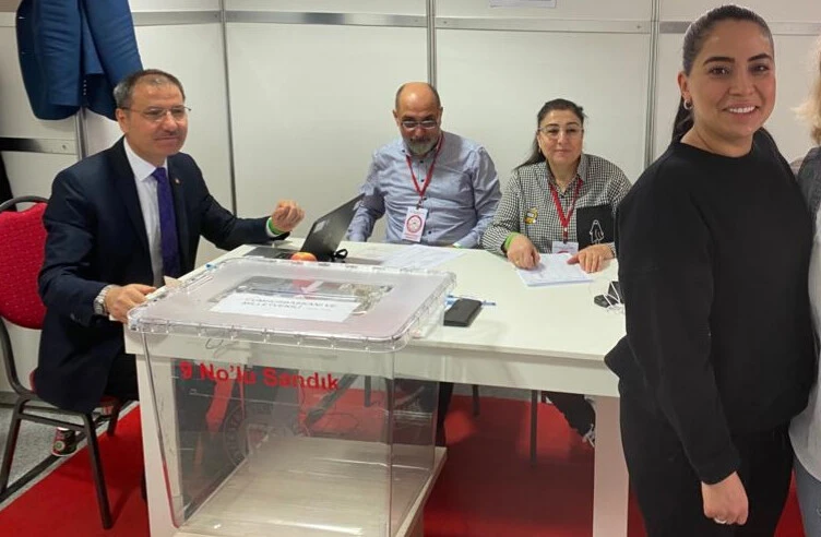 Tarkan'ın mutlu günü! Eşinin fotoğrafına dikkatli bakanlar fark etti!