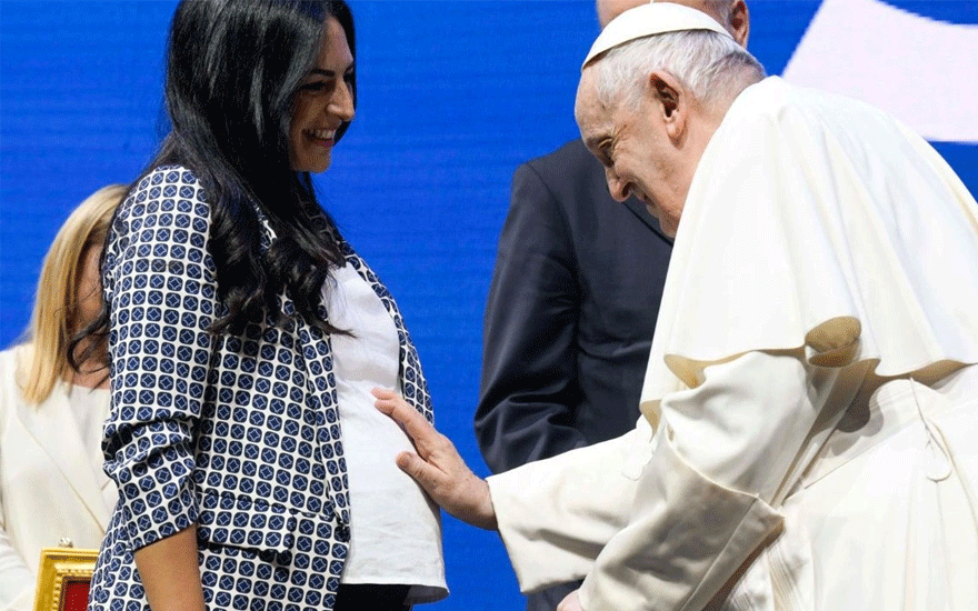 Papa’dan evcil hayvan besleyenlere tepki: Bir sürü çocuk aç!