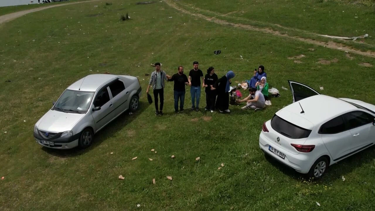 Oyları kullandılar, piknik için yeşil alanlara akın ettiler