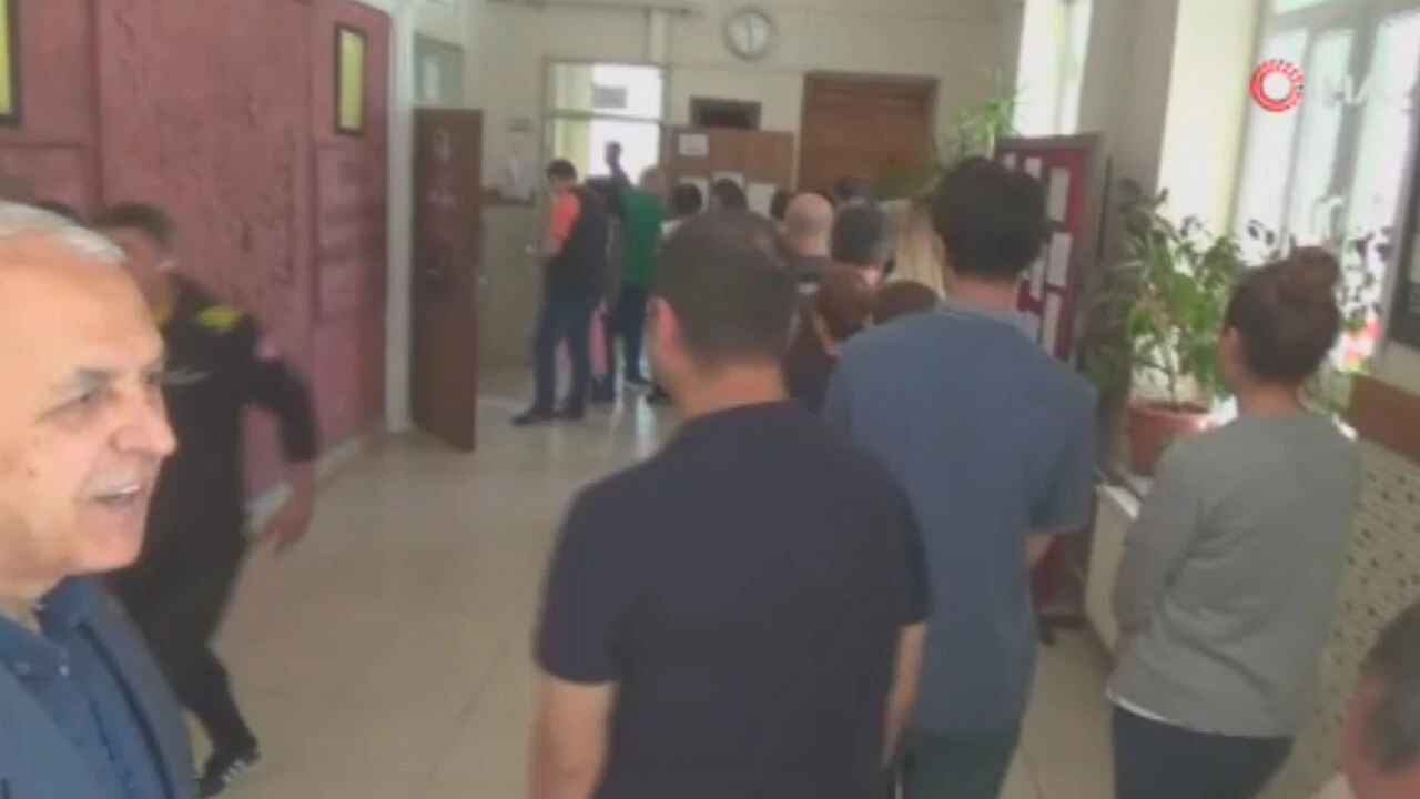 Sandık başkanı gazeteciyi engelledi
