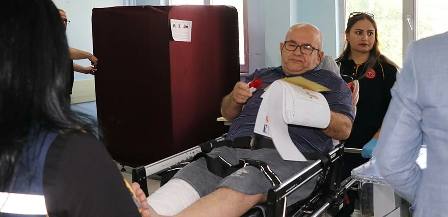 Oy kullanmaya ambulans ile gitti