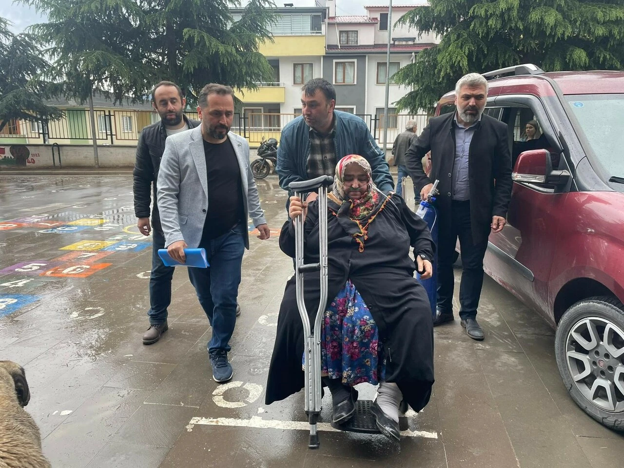 Artvin'de KOAH hastası kadın oksijen tüpü ile oy kullanmaya geldi