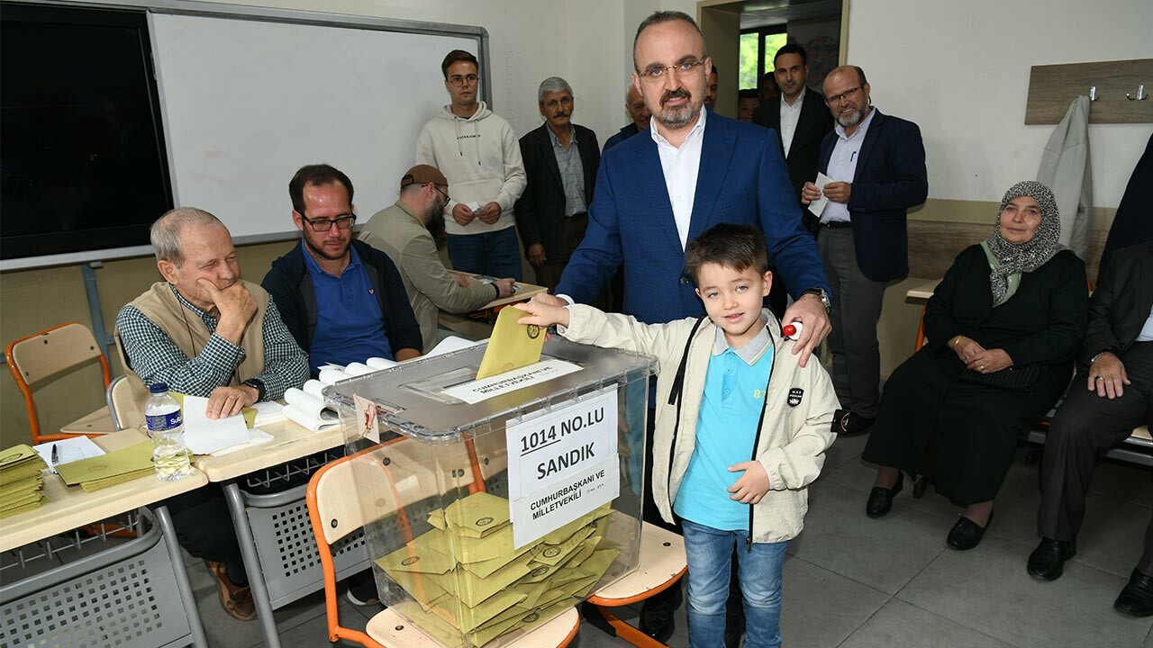 AK Parti Grup Başkanvekili Bülent Turan oyunu kullandı