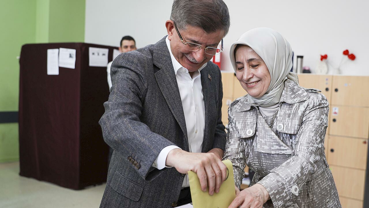 Ahmet Davutoğlu oyunu Eyüpsultan&#039;da kullandı