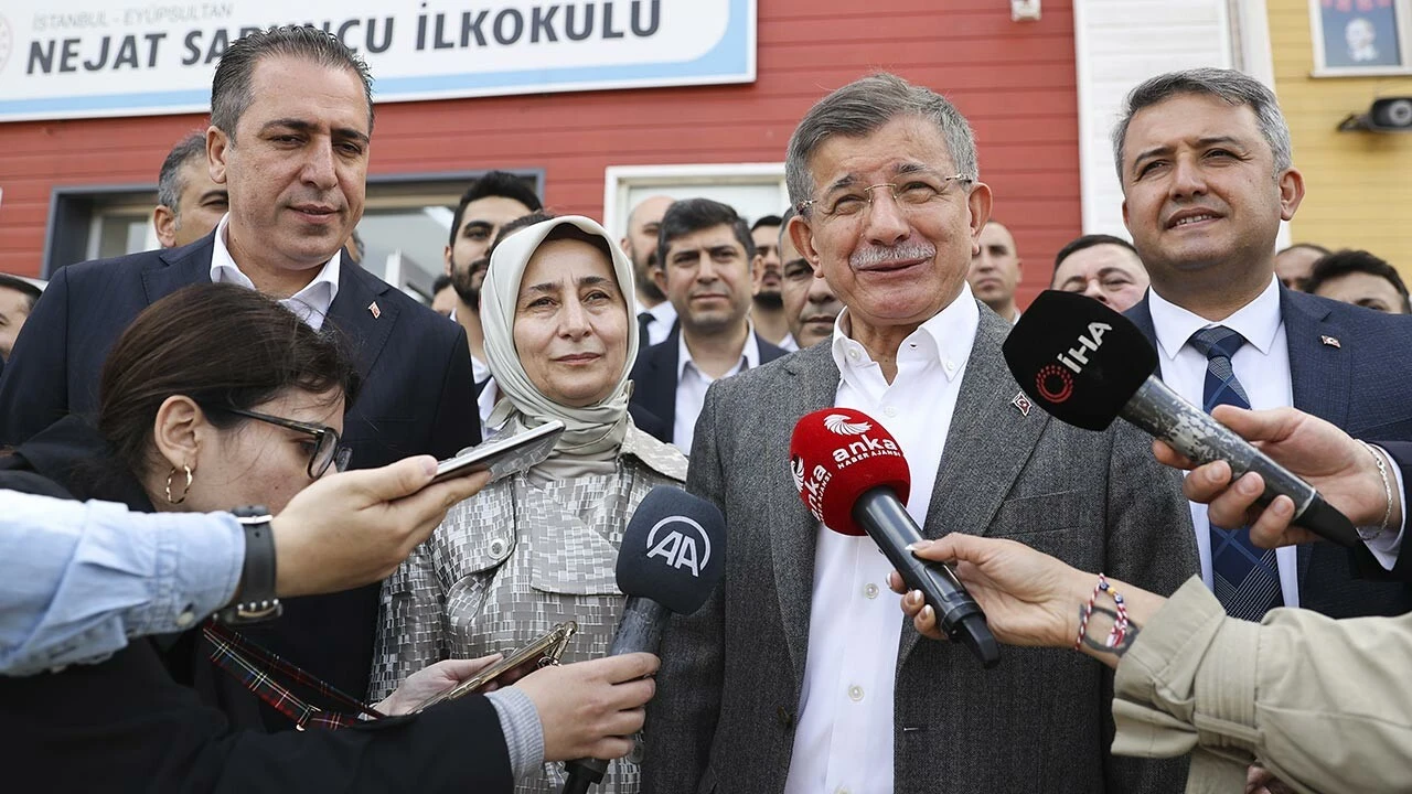 Ahmet Davutoğlu oyunu Eyüpsultan'da kullandı