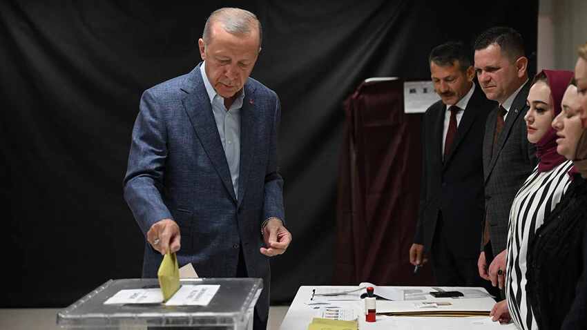Cumhurbaşkanı Erdoğan ve eşi Emine Erdoğan Üsküdar'da oyunu kullandı Cumhurbaşkanı Erdoğan ve eşi Emine Erdoğan Üsküdar'da oyunu kullandı