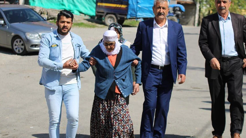 110 yaşında sandık başında: Safiye nine oyunu kullandı 110 yaşında sandık başında: Safiye nine oyunu kullandı