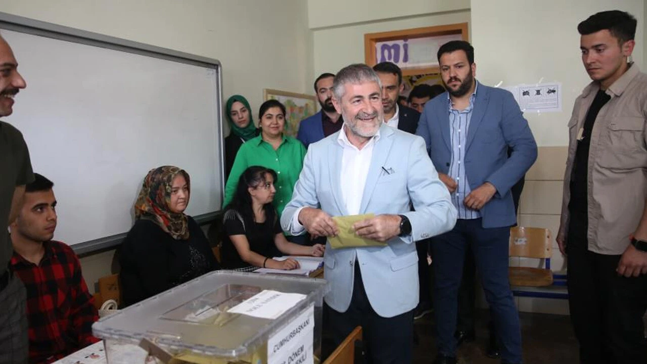 Bakan Nebati aday olduğu Mersin'de oyunu kullandı Bakan Nebati aday olduğu Mersin'de oyunu kullandı