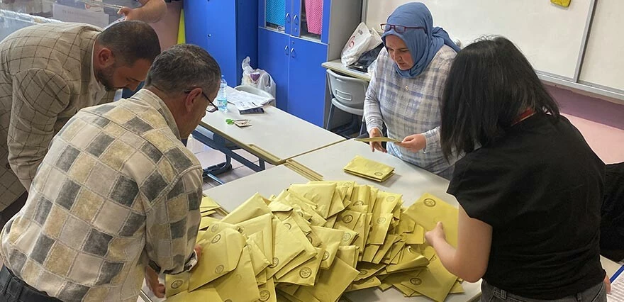 Dünya Türkiye'deki seçimlere kilitlendi! İlk sonuçları böyle verdiler Dünya Türkiye'deki seçimlere kilitlendi! İlk sonuçları böyle verdiler