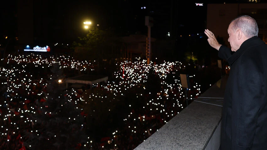 Son dakika: Cumhurbaşkanı Erdoğan balkon konuşmasında net konuştu: Açık ara öndeyiz Son dakika: Cumhurbaşkanı Erdoğan balkon konuşmasında net konuştu: Açık ara öndeyiz
