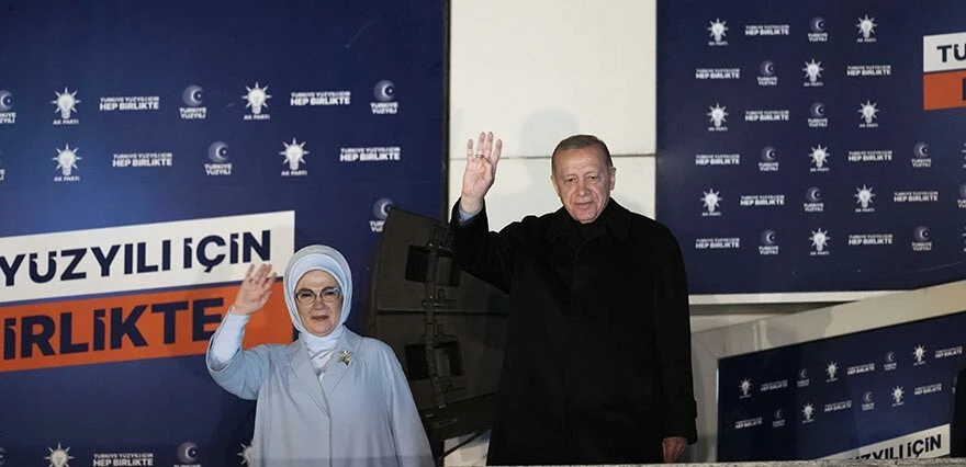 Son dakika: Cumhurbaşkanı Erdoğan balkon konuşmasında net konuştu: Açık ara öndeyiz Son dakika: Cumhurbaşkanı Erdoğan balkon konuşmasında net konuştu: Açık ara öndeyiz