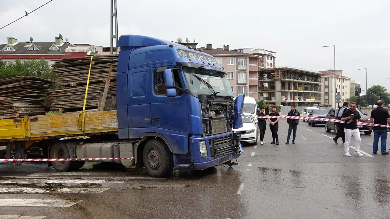 Pendik'te İETT otobüsüyle tır çarpıştı: 5 yaralı