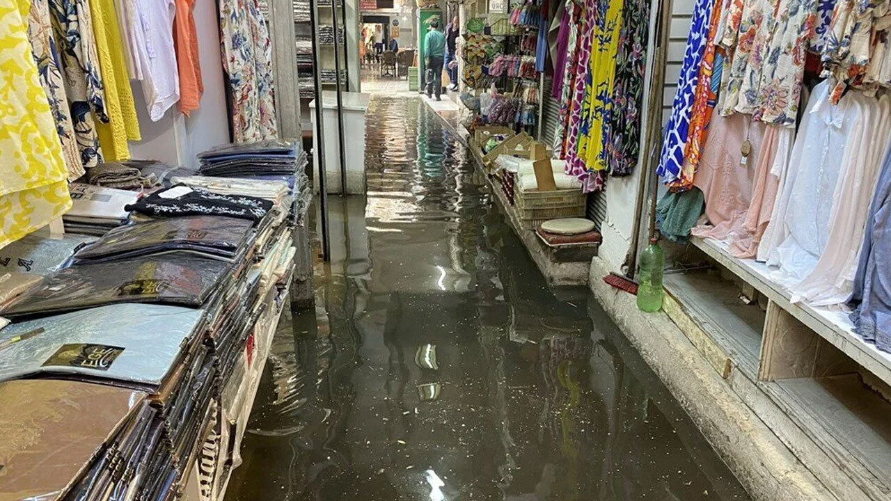 İzmir’i sağanak vurdu: Yollar göle döndü, araçlar sulara gömüldü