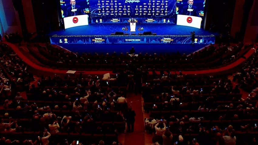 Erdoğan'dan CHP'li belediyelere sert tepki: Bedava ev vadediyorlardı, şimdi kapı dışarı ediyorlar Erdoğan'dan CHP'li belediyelere sert tepki: Bedava ev vadediyorlardı, şimdi kapı dışarı ediyorlar