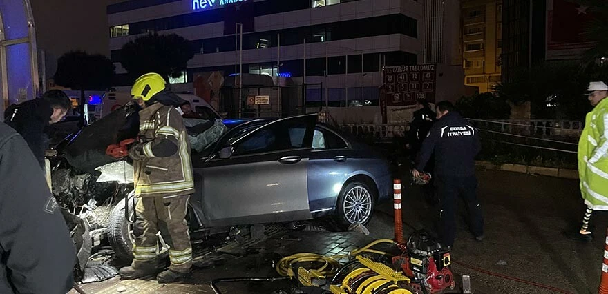 Sağanak kazayı beraberinde getirdi! Metro hattının duvarına çarpan araçta can pazarı…