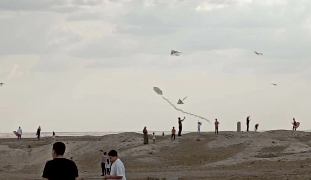 Uçurtma avcıları çocuklar sınırda