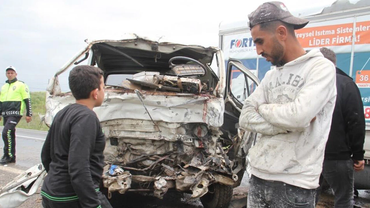 Kamyonetle minibüs kafa kafa çarpıştı: 2 ölü, 3 yaralı