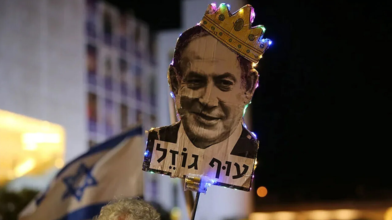 İsrail&#039;de Netanyahu hedefte! Binlerce kişi sokağa döküldü 