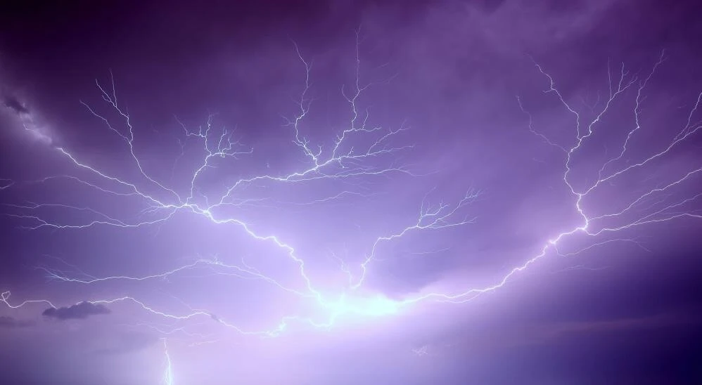 Erzincan’da şimşekler geceyi aydınlattı