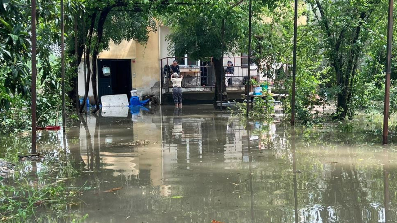 Osmaniye&#039;de sağanak! Kanal taştı, evleri su bastı