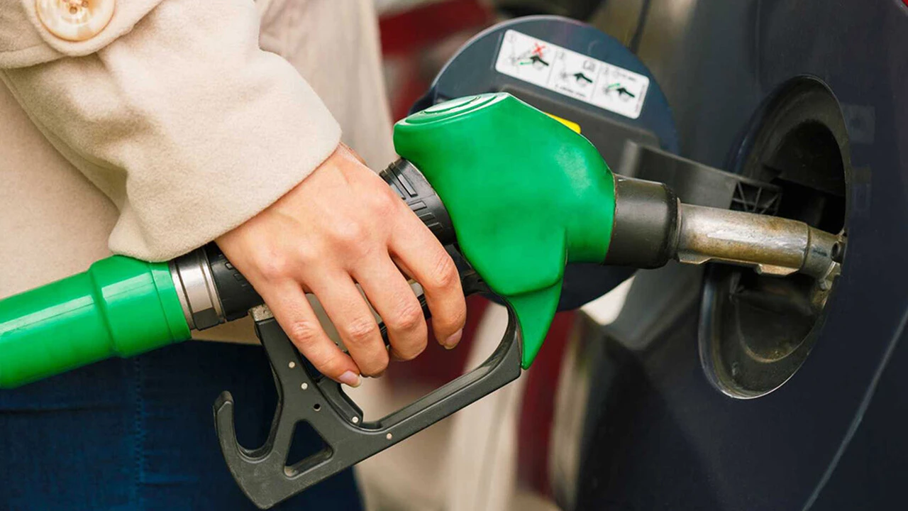 Benzine zam geldi, kritik seviyenin üzerinde çıktı! Arz endişesi akaryakıt fiyatlarını değiştirdi