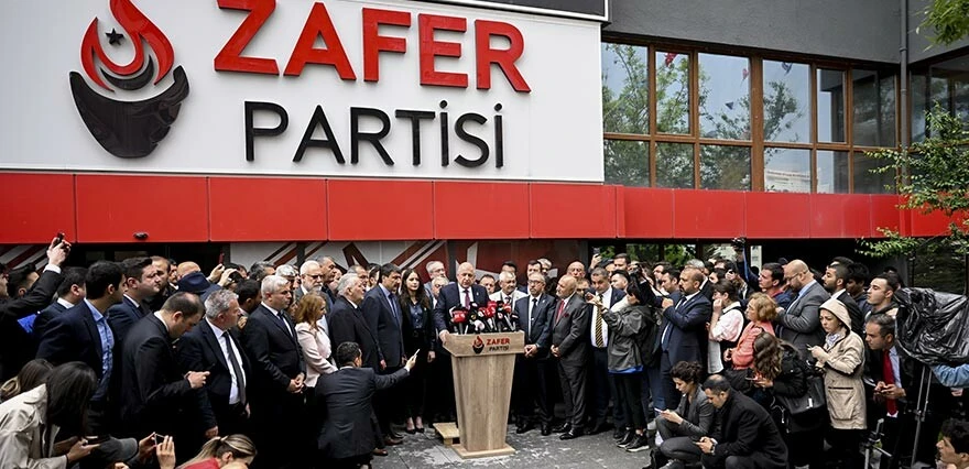 Son dakika: Ümit Özdağ ikinci tur kararını yarına bıraktı! “Kayyum” ve “Sinan Oğan” mesajı dikkat çekti….