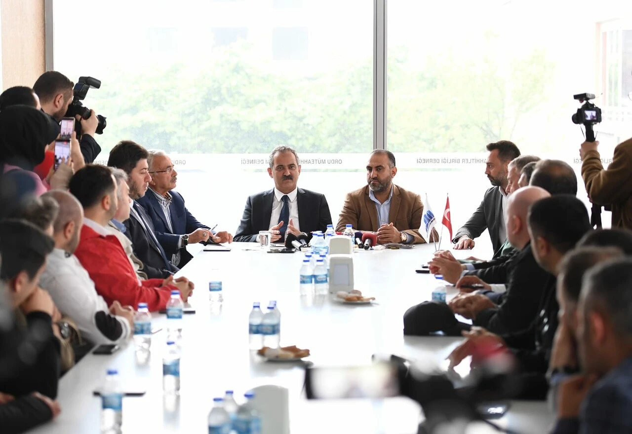 Bakan Özer: Vahşi bir rekabet içerisindeyiz!