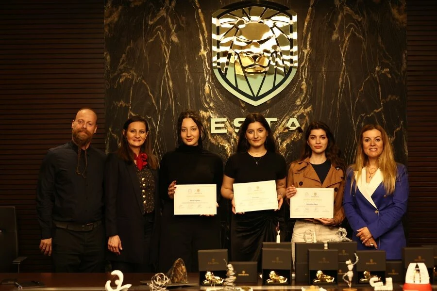 Üniversite öğrencileri inşaat atıklarını sanat eserine dönüştürdü