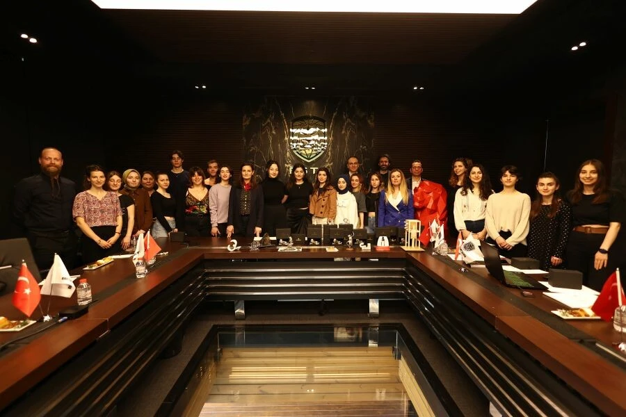 Üniversite öğrencileri inşaat atıklarını sanat eserine dönüştürdü