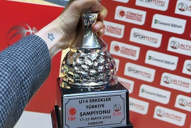 Babasının oğlu! İbrahim Kutluay ve Demet Şener’in oğlu 14 yaşında ‘Sayı kralı’ oldu!