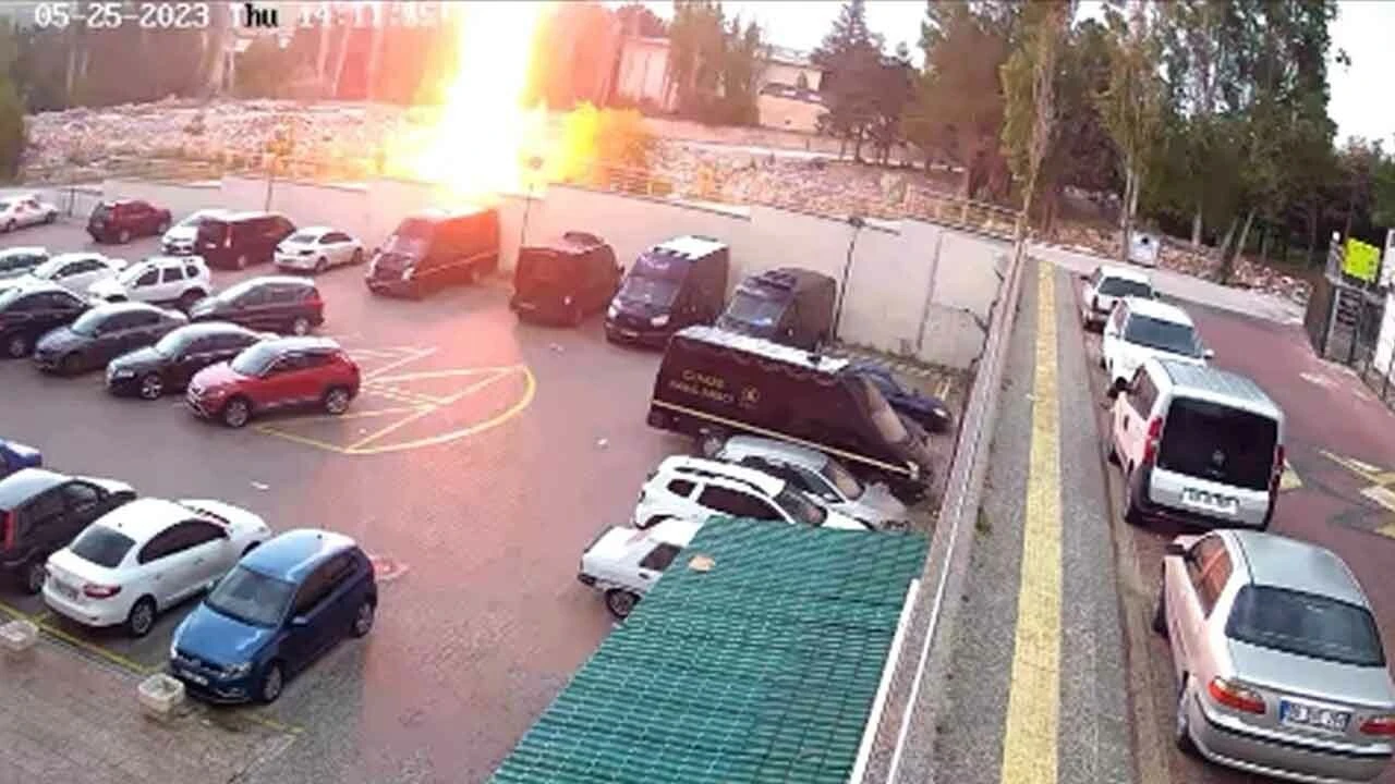 Yıldırım düşen ağaç cayır cayır yandı! O anlar kamerada