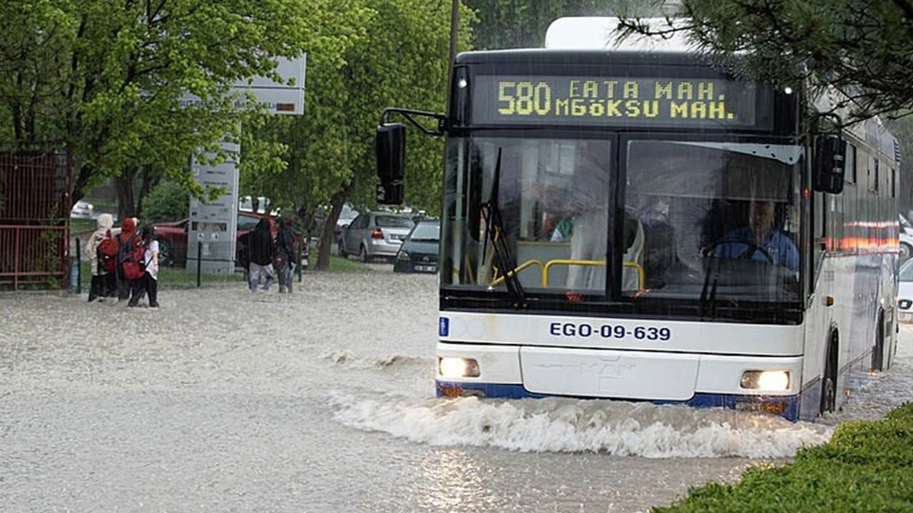 Ankara’da sağanak yağış sonrası sel oluştu! İş yerleri ve yollar sular altında kaldı